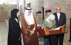 Singapore leader visits Qatar National Library